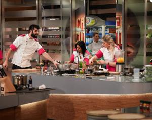 Presiune mare în bucătăria Chefi la cuțite: începe primul battle al sezonului 13. Chef Alexandru Sautner: "Se lasă cu scântei în seara asta!"