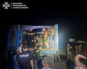 Grănicerii ucraineni au prins 41 de bărbați ascunși într-un camion cu cereale, aproape de frontiera cu România