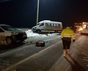 Accident cu două mașini, un camion și un microbuz de transport persoane, în Neamț. Mai mulți oameni au ajuns la spital
