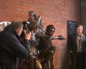 Prima statuie dedicată lui David Bowie, vandalizată la foarte scurt timp după ce a fost dezvelită