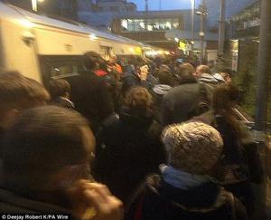 PANICĂ la Londra: Oamenii au SĂRIT dintr-un tren  după ce au auzit o bubuitură puternică. Era o bormaşină... (FOTO şi VIDEO)