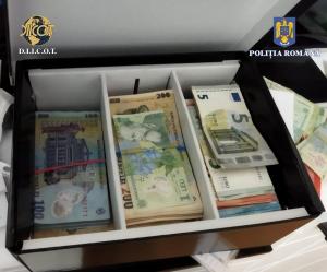 Valize cu bani şi lingouri de aur. Ce a găsit poliţia în casele românilor care cumpărau date furate de pe Genesis Market. Siteul, închis azi de FBI