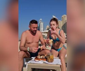 Doi români au mâncat slănină cu ceapă pe o plajă din Dubai: Dacă ne prind ăştia, ne bagă în puşcărie. Noi mâncăm şi în spatele nostru e Burj al-Arab