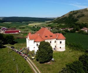 Metoda inedită de promovare a castelelor din Valea Mureşului. Turiştii au avut parte şi de gustări ca la mama acasă