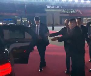 Moment bizar între Vladimir Putin și Kim Jong Un. Nu s-au putut înțelege care să intre primul într-o limuzină