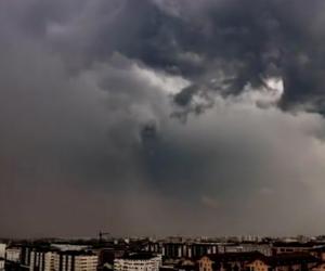 Jumătate de țară intră de la ora 14.00 sub avertizare cod galben de ploi torențiale şi vijelii. În București și alte zone urmează două zile caniculare