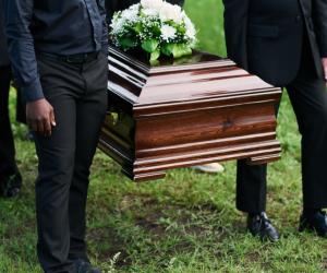 O femeie declarată moartă a început să respire în timp ce era pregătită pentru înmormântare, în SUA: Nu am mai întâlnit aşa ceva