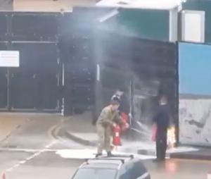 Trei coctailuri Molotov, aruncate dintr-o maşină într-un centru de imigranţi din Anglia. Suspectul s-a sinucis câteva minute mai târziu