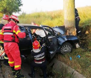 VW făcut praf într-un copac pe un drum din Bacău, trei tineri au murit pe loc. O fată de 23 de ani, singura supraviețuitoare