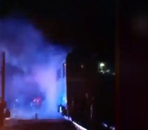 Panică pe calea ferată: Locomotiva unui tren de călători a luat foc din senin în Maramureş