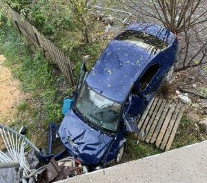 Un şofer s-a înfipt cu maşina în malul râului Dâmboviţa, după ce a căzut de la câţiva metri de pe un pod, în Argeş