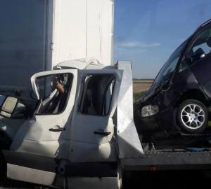 Un şofer a murit STRIVIT în urma unui groaznic accident produs pe autostradă - IMAGINI ŞOCANTE
