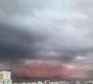 Imagini unice cu norii roz de furtună care au acoperit Bucureștiul luni seara