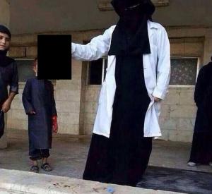Foto şocant! O jihadistă, studentă la medicină, fotografie cu un cap tăiat în mână