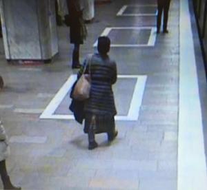 Primele imagini cu femeia care a ameninţat cu moartea o persoană la metrou. A fost luată pe sus de poliţişti în apropierea staţiei Pipera (Video)