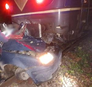 O maşină a fost spulberată de un tren în Câmpulung Moldovenesc. Doi bărbaţi răniţi grav, dintre care unul inconştient