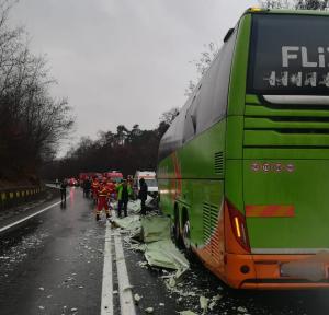 Impact violent între un autocar cu 25 de pasageri și un TIR, la Sibiu. Traficul e complet blocat
