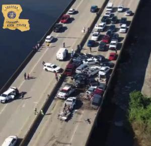 Caramboluri uriașe, cu zeci de mașini și camioane; sunt șapte morți și cel puțin 25 de răniți. O "super ceață" a provocat accidente în lanț pe I-55, în Louisiana