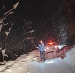 "Băi, nu pot sta aici!" Zeci de şoferi au rămas blocaţi pe drumuri de munte, din cauza viscolului şi ninsorii. Codul portocaliu de vreme rea valabil şi de Crăciun