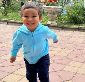Ultimele imagini cu băieţelul de 2 ani din Botoşani, înainte de dispariţie. Radu Aryan este de negăsit de aproape 24 de ore