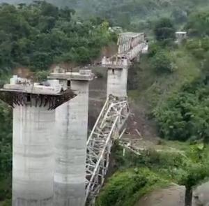 Cel puţin 17 muncitori au murit, peste 40 sunt dispăruţi, după ce un pod feroviar aflat în construcţie s-a prăbuşit, în India