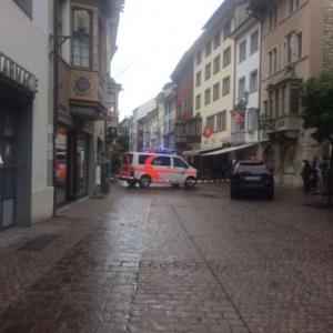MĂCEL într-un oraş din sudul Elveţiei! Sunt mai multe VICTIME, după ce un bărbat a atacat cu DRUJBA oamenii pe străzi (IMAGINI DRAMATICE)