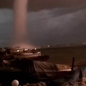 Tornadă marină gigantică, surprinsă în Crimeea în timpul unei furtuni devastatoare (Video)