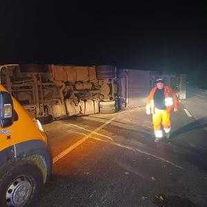 Un șofer ucrainean beat a blocat cu TIR-ul un drum din Bacău. Camionul plin cu cereale s-a răsturnat pe șosea