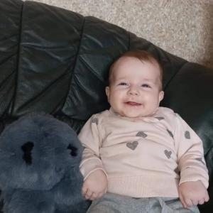"Au rupt și au schilodit sufletul". Emilia, o fetiță de doar 8 luni, și părinții ei, uciși într-un atac cu rachetă la Zaporojie