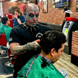 Un frizer care şi-a tatuat şi operat chipul pentru a arăta ca un clovn vrea să devină pastor. Bărbatul crede că e potrivit să fie slujitorul Domnului