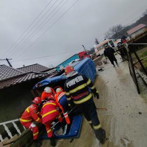 Accident grav într-un sat din Suceava. O autoutilitară cu şase persoane s-a răsturnat într-o curte. Trei oameni, blocaţi între fiarele maşinii