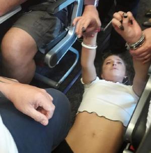 O tânără băută a încercat să deschidă ușa unui avion în zbor, plin cu pasageri