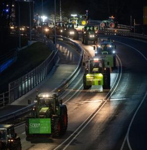 Scene şocante în Germania. Zeci de fermieri furioşi au blocat feribotul pe care se afla ministrul economiei. Au venit cu 100 de tractoare