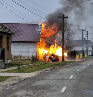 Incendiu de proporții în Satu Mare, după ce o camionetă cu butelii s-a înfipt într-o casă. În impact a spart o ţeavă de gaz