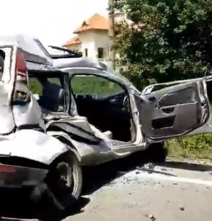 O familie a fost aruncată de o camionetă în faţa unei basculante, la Corneşti, în Gorj. Tatăl a fost luat de elicopter, în comă, mama şi băiatul de 8 ani sunt în spital (video)