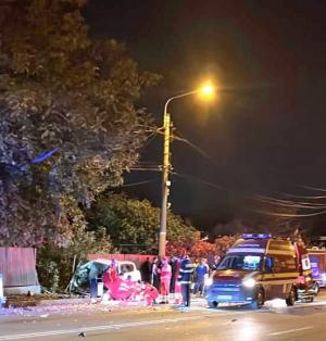 Mașină ruptă în două, azi noapte, pe un bulevard din Constanța. Un tânăr de 21 de ani a murit pe loc, după un accident înfiorător