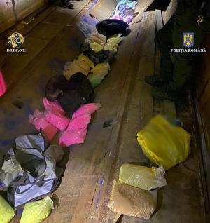 Captură-record de ecstasy, într-o parcare privată din Argeș. Cele peste 230.000 de comprimate sunt evaluate la aproximativ 4.000.000 de euro