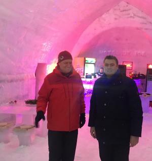 Klaus Iohannis va petrece Revelionul la Sibiu. Preşedintele a vizitat Hotelul de gheaţă de la Bâlea Lac şi s-a fotografiat cu turiştii (FOTO)