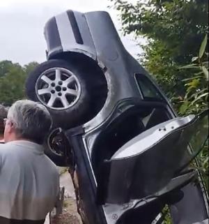 "Cascadoria" ratată a unei şoferiţe. Cum a reuşit să "înfigă" maşina în şanţul de pe marginea drumului, la ieşirea din Cavnic