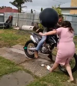 Dezastru la petrecerea de dezvăluire a genului copilului: Viitoarea mamă aproape a fost călcată de motocicleta partenerului, în Australia