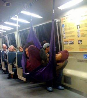SCENĂ BIZARĂ la metrou! Călătorii au fost de-a dreptul TERIFIAŢI de o tânără care a intrat în tren, ţinând în braţe AŞA CEVA!