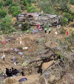 24 de morți și zeci de răniți, după ce un autocar a plonjat 200 de metri, într-o râpă. Tragedie într-o zonă muntoasă din Peru