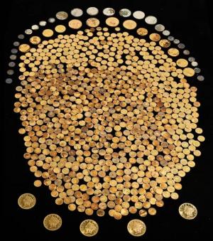 S-a dus să îşi sape porumbul şi a dat peste o adevărată comoară: Peste 700 de monede din aur și argint datând din perioada Războiului Civil au fost găsite de american