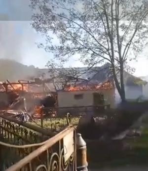Incendiu violent într-un sat din Hunedoara: O gospodărie distrusă de flăcările puternice