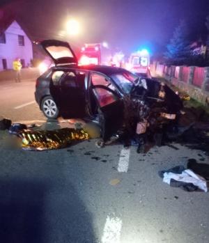 Accident grav pe un drum din Suceava în miez de noapte. Patru persoane au murit după ce mașina în care se aflau s-a izbit într-un stâlp