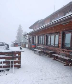 Ninge în masivul Postăvarul. Meteorologii anunță zăpadă și viscol puternic la munte, în acest weekend