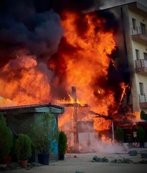 Incendiu violent la o biserică din Constanţa: Toate persoanele aflate în blocul de lângă lăcaşul de cult au fost evacuate