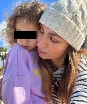 O fetiţă de 4 ani aşteaptă ca mama ei să se întoarcă acasă de la muncă. În realitate, nu o va mai vedea vreodată pentru că a fost ucisă de tatăl micuţei, în Italia