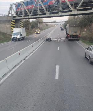 Accident teribil, în Constanţa: o maşină a fost "agăţată" şi târâtă de tren zeci de metri. Vehiculul, rămas blocat între tren şi pasarela unui pod: ce a păţit şoferul