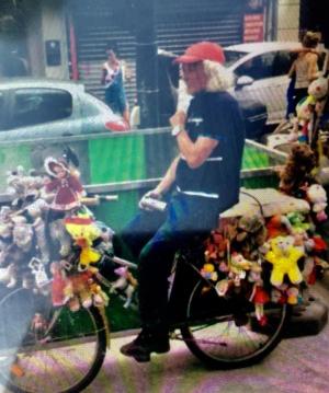 Omagiu pentru Andrei, românul care împărţea jucării de pluş la Paris, de pe bicicletă